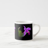 Orchidee auf schwarzer kundengerechter espressotasse (Rechts)