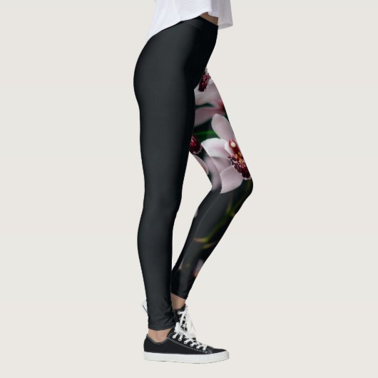 Orchidee Blume Schwarzer Hintergrund Leggings (Rechts)