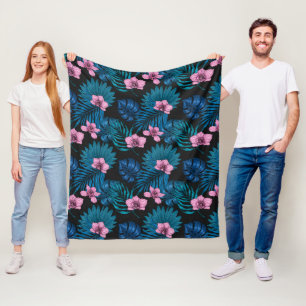 Orchideen und Blätter aus Palmen, rosa und blau au Fleecedecke