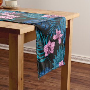 Orchideen und Blätter aus Palmen, rosa und blau au Kurzer Tischläufer
