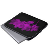Orchideenschatten auf dunklem Hintergrund Laptopschutzhülle (Vorne Knopf)