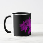 Orchideenschatten auf dunklem Hintergrund Tasse (Links)