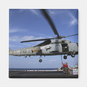 Ordnancemen schließen Transportkabel an Magnet