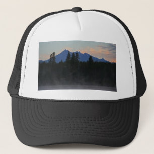 Oregon-Kaskaden an der Dämmerung Truckerkappe