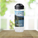 Oregon Monte Hood und Seenlandschaft Trinkflasche<br><div class="desc">Bleibe und motiviert während Ihres täglichen Trainings mit dieser durchsichtigen Plastikflasche,  die ein landschaftliches,  landschaftlich geprägtes Foto von schneebedecktem Berghof vor dem Hintergrund eines friedlichen Waldsees bietet. Wählen Sie die Größe und Farbe der Wasserflasche aus. HINWEIS: Design nicht optimiert für Kid's Wasserflasche Stil.</div>