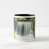 Oregon, Wasserfall in Willamette national Zweifarbige Tasse (Mittel)