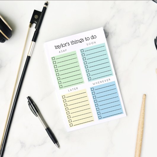 Organisierte Dinge zum blauen Gelb Post-it Klebezettel