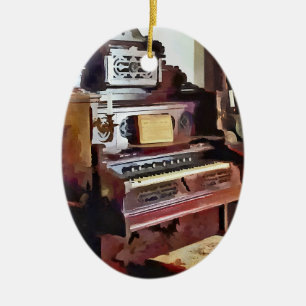 Orgel im viktorianischen Salon mit Vase Keramikornament