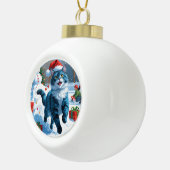 Oriental Blue Cat Sitting in Snow Weihnachtshut Keramik Kugel-Ornament (Rechts)