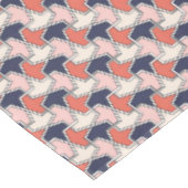 Oriental Red White Blue Geometric Arrows Pattern Tischdecke (Schrägansicht)