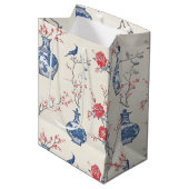 Orientale Eleganz: Blaues Porzellan und Blüten Mittlere Geschenktüte (Vorderseite Schrägansicht)