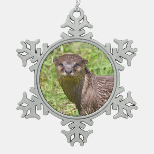 Orientalisch-kleckiger Otter im Gras Schneeflocken Zinn-Ornament