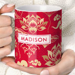Orientalischer Lotus Floral Personalisierter Name Kaffeetasse<br><div class="desc">Genießen Sie Ihre Lieblingsgetränke mit dieser atemberaubenden orientalisch-chinesischen Lotus-Blumenkohl-individuelle Name-Tasse. Diese Tasse ist mit einem aufwändigen Lotus-Blume-Design in Rot und Gold personalisiert und macht sie zu einer einzigartigen und eleganten Ergänzung Ihrer Kollektion. Aus hochwertiger Keramik gefertigt, ist es sowohl Mikrowelle als auch Geschirrspüler sicher, ideal für den täglichen Gebrauch oder...</div>