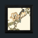 Orientalischer Vogel auf Zweig Geschenkbox<br><div class="desc">Dieser Kunstdruck zeigt ein scharfes,  lebendiges Bild eines orientalischen Vogels auf einem Zweig. Darunter befindet sich eine orangefarbene Blume mit hoher Farbgenauigkeit. Diese zeitgenössische Kunstdrucke einer traditionell orientalisch inspirierten Kunst verleiht jedem Gemälde in Ihrem Haus Charakter.</div>