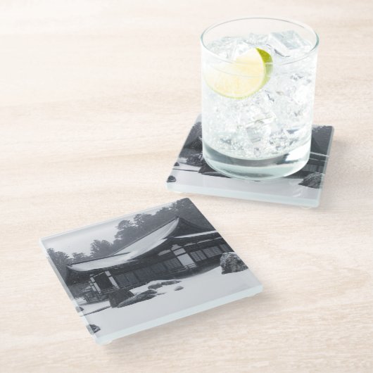 Orientalisches Haus in Wäldern mit Schnee Glasuntersetzer (Schrägansicht)