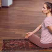 Orientalisches Teppichdesign in dunkelrot Yogamatte