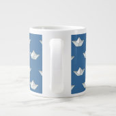 Origami-Boote auf dem Wassermuster Jumbo-Tasse (Rückseite)