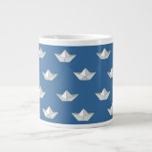 Origami-Boote auf dem Wassermuster Jumbo-Tasse (Vorderseite)