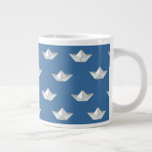 Origami-Boote auf dem Wassermuster Jumbo-Tasse (Rechts)