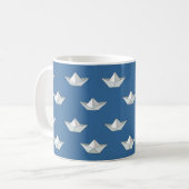 Origami-Boote auf dem Wassermuster Kaffeetasse (Vorderseite Links)