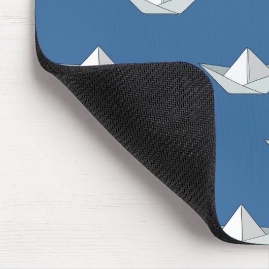 Origami-Boote auf dem Wassermuster Mousepad (Ecke)