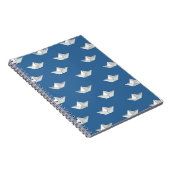 Origami-Boote auf dem Wassermuster Notizblock (Rechte Seite)