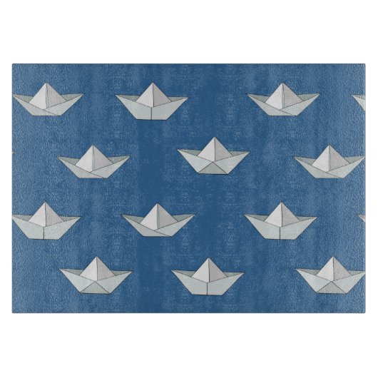 Origami-Boote auf dem Wassermuster Schneidebrett (Vorderseite)
