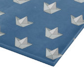 Origami-Boote auf dem Wassermuster Schneidebrett (Ecke)