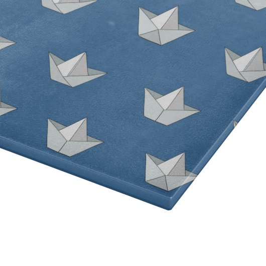 Origami-Boote auf dem Wassermuster Schneidebrett (Ecke)
