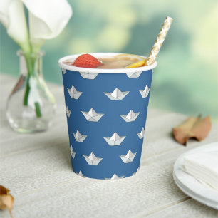 Origami-Boote im Wassermuster Pappbecher