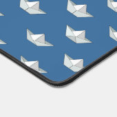Origami-Boote im Wassermuster Schreibtischunterlage (Ecke)