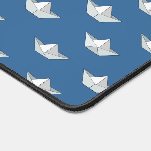 Origami-Boote im Wassermuster Schreibtischunterlage (Ecke)