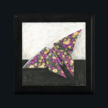 Origami Butterfly auf Blumenpapier Geschenkbox<br><div class="desc">Float wie ein Schmetterling mit diesem schönen Origami-Stück von Chariklia Zarris. Ein hübsches Blumenpapier wurde verwendet,  um den Origami-Schmetterling zu kreieren,  und die Purpel,  Gelb und Grüntöne springen einfach vom Stück ab. Kaufen Sie Ihre Kopie noch heute!</div>