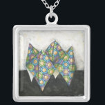 Origami Fortune Teller auf geometrischem Papier Versilberte Kette<br><div class="desc">Eine alte Geschichtserzählerin aus Origami,  die mit geometrischem Papier erschaffen wurde. Ein Chariklia Zarris Original,  es ist Teil einer Reihe,  die sie mit verschiedenen Origami-Formen getan hat. Kaufen Sie es heute,  und Karo aus der Erholung der Sammlung!</div>