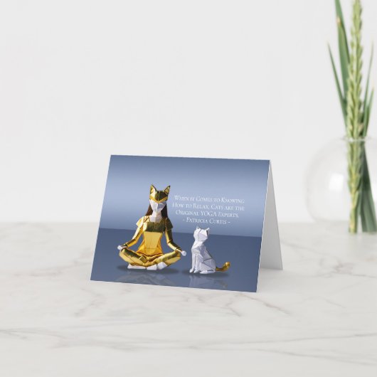 Origami Gold Foil Yoga Meditating Catwoman und Cat Karte (Vorderseite)