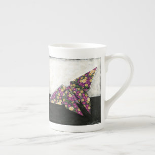 Origami Schmetterling auf Blumenpapier Porzellantasse