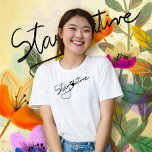 Original Einfach handschriftlich Bleibe Pawsitive  T-Shirt<br><div class="desc">Brauchen Sie ein niedliches und cooles Shirt, das die Menschen zum Lächeln bringt? Der Satz "Bleibe Pawsitive" handschriftlich. Ein schwarzer Pfotendruck ist Teil des Schreibens. Dieser lustige T - Shirt ist perfekt für alle, die Hunde oder Katzen Lieben, oder für diejenigen, die handgeschriebene Stil Designs Liebe. Das Foto dieses wunderschönen...</div>
