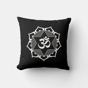 Original White Yoga OM Symbol auf schwarz Kissen