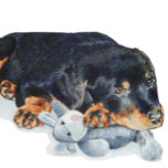 Originalporträt eines Hundes von Rottweiler Taschenuhr<br><div class="desc">Dieser niedliche Welpe-Rottweiler kuschelt sich an seine süße Maus/sein knuddeliges Spielzeug, er sieht so aus, als würde er jemanden dazu verleiten, sich mit ihm zu rüberzuschnallen. Diese großen, plissierenden, faulen Welpenaugen zeigen sicherlich jedem, was große Softies Rottweilers sind. Dieses bezaubernde Rottweiler-Gemälde sieht auf dieser Taschenuhr großartig aus und ist ein...</div>