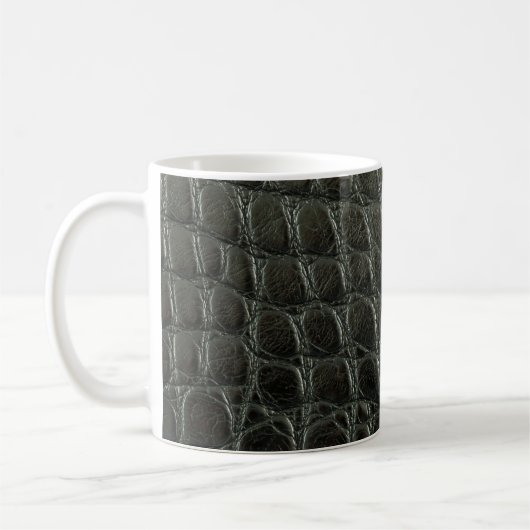 Originelle schwarze Alligatorledertextur, nah Kaffeetasse (Links)