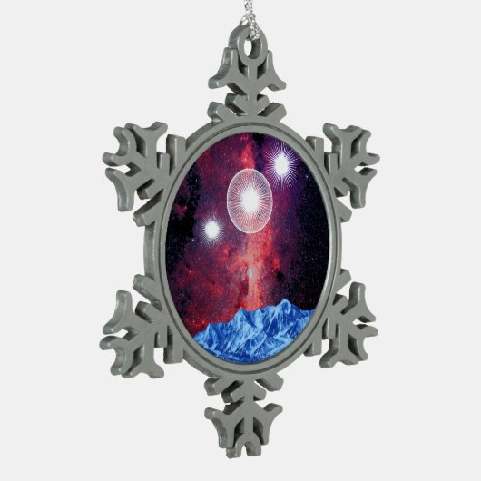 Orion spielt Galaxie über Gebirgsraum die Schneeflocken Zinn-Ornament (Links)