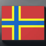 Orkney Flag Fotoplatte<br><div class="desc">Orkney Community Flag Die Orkney Fahne hat einen roten Hintergrund mit einem blauen und gelben nordischen Kreuz. Es wurde 2007 adoptiert. Sie können das Design weiter personalisieren, wenn Sie es bevorzugen, z.B. indem Sie Ihren Namen oder einen anderen Text hinzufügen oder das Bild anpassen - klicken Sie einfach auf 'Anpassen',...</div>