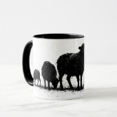 Orkney-Schafe — Tintensilhouette-Herde Tasse (Vorderseite Links)
