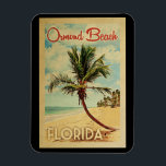 Ormond Beach Palm Tree Vintage Magnet<br><div class="desc">Ein einzigartiges Retro Mitte des Jahrhunderts moderne Ormond Beach Florida Kunstdrucke im Vintage Reiseplakatstil. Es verfügt über eine geschwungene Palme am Sandstrand mit Ozean unter einem blauen bewölkten Himmel.</div>