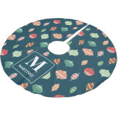 Ornament-Muster auf Blau mit Monogramm-Namen Polyester Weihnachtsbaumdecke (Schrägansicht)