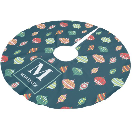 Ornament-Muster auf Blau mit Monogramm-Namen Polyester Weihnachtsbaumdecke (Schrägansicht)