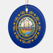 Ornament unter der Flagge von New Hampshire (Links)
