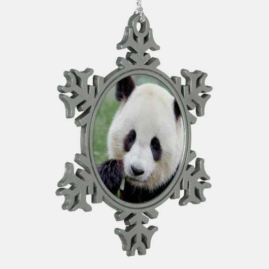 Ornament. Weihnachten Riesenpanda, Panda Geant. Schneeflocken Zinn-Ornament (Links)