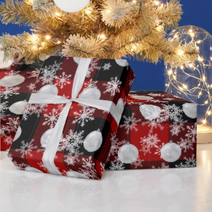 Ornamente und Schneeflocken auf Karierten Geschenkpapier