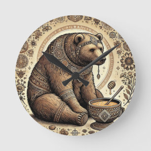 Ornamentierter Bär, umgeben von Mandala und Honig Runde Wanduhr